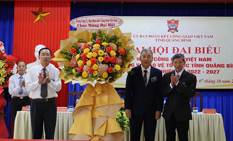 Lãnh đạo Trung ương UBĐKCG Việt Nam tặng lẵng hoa chúc mừng đại hội.