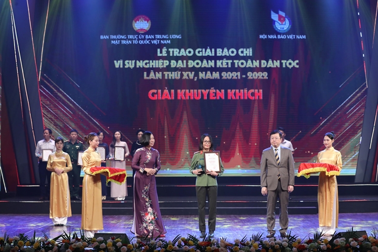 Thứ trưởng Bộ Thông tin và Tuyền thông Nguyễn Thanh Lâm và Tổng Giám đốc TTXVN Vũ Việt Trang trao giải khuyến khích cho các tác giả.