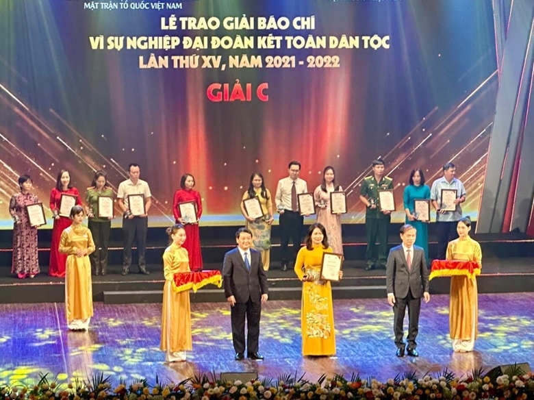 Bộ trưởng, Chủ nhiệm Ủy ban Dân tộc Hầu A Lềnh và Phó trưởng Ban thường trực Ban Dân vận Trung ương Phạm Tất Thắng trao giải C cho các tác giả.
