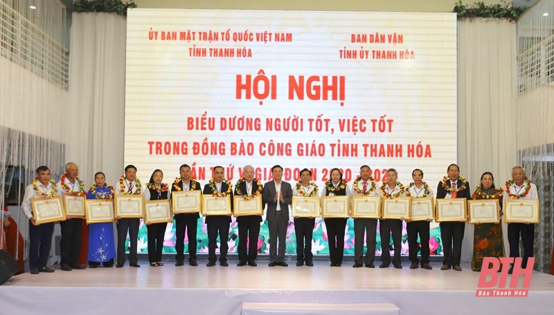 Trao Bằng khen của Chủ tịch UBND tỉnh cho các cá nhân có thành tích xuất sắc trong tham gia các phong trào thi đua yêu nước, sống tốt đời, đẹp đạo, giai đoạn 2020-2022.