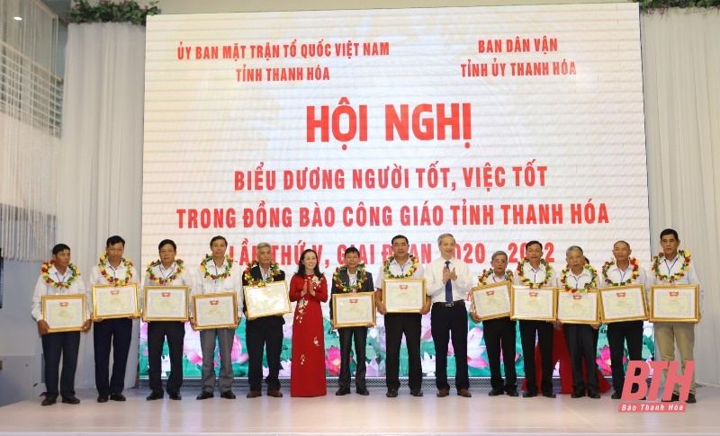 Các điển hình tiên tiến có thành tích xuất sắc trong tham gia các phong trào thi đua yêu nước, sống tốt đời, đẹp đạo, giai đoạn 2020-2022 được nhận Bằng khen của Ủy ban MTTQ tỉnh Thanh Hóa.