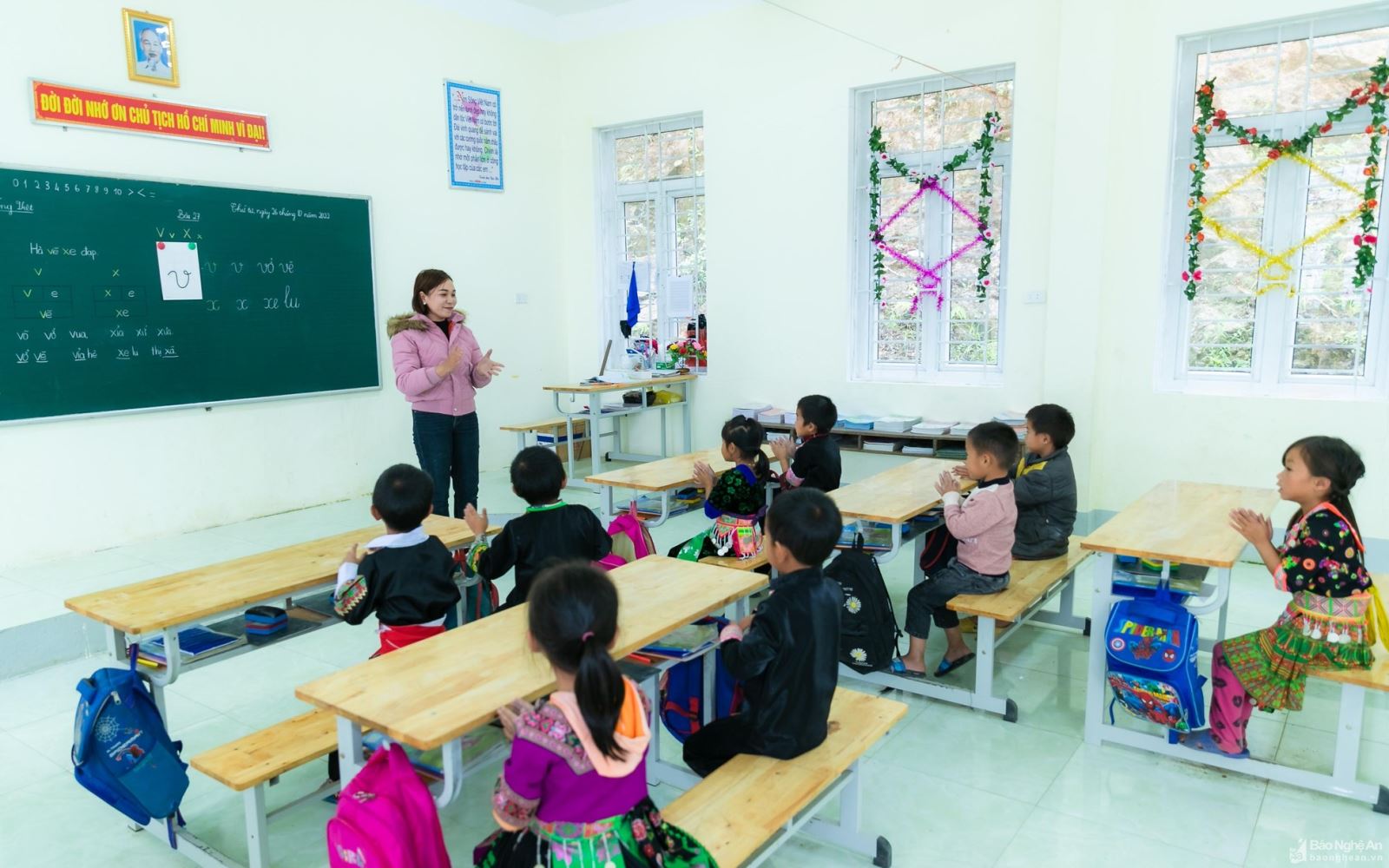 Trong cái mịt mờ lưng chừng trời, tiếng cô trò đọc bài vang vang cả núi đồi… 