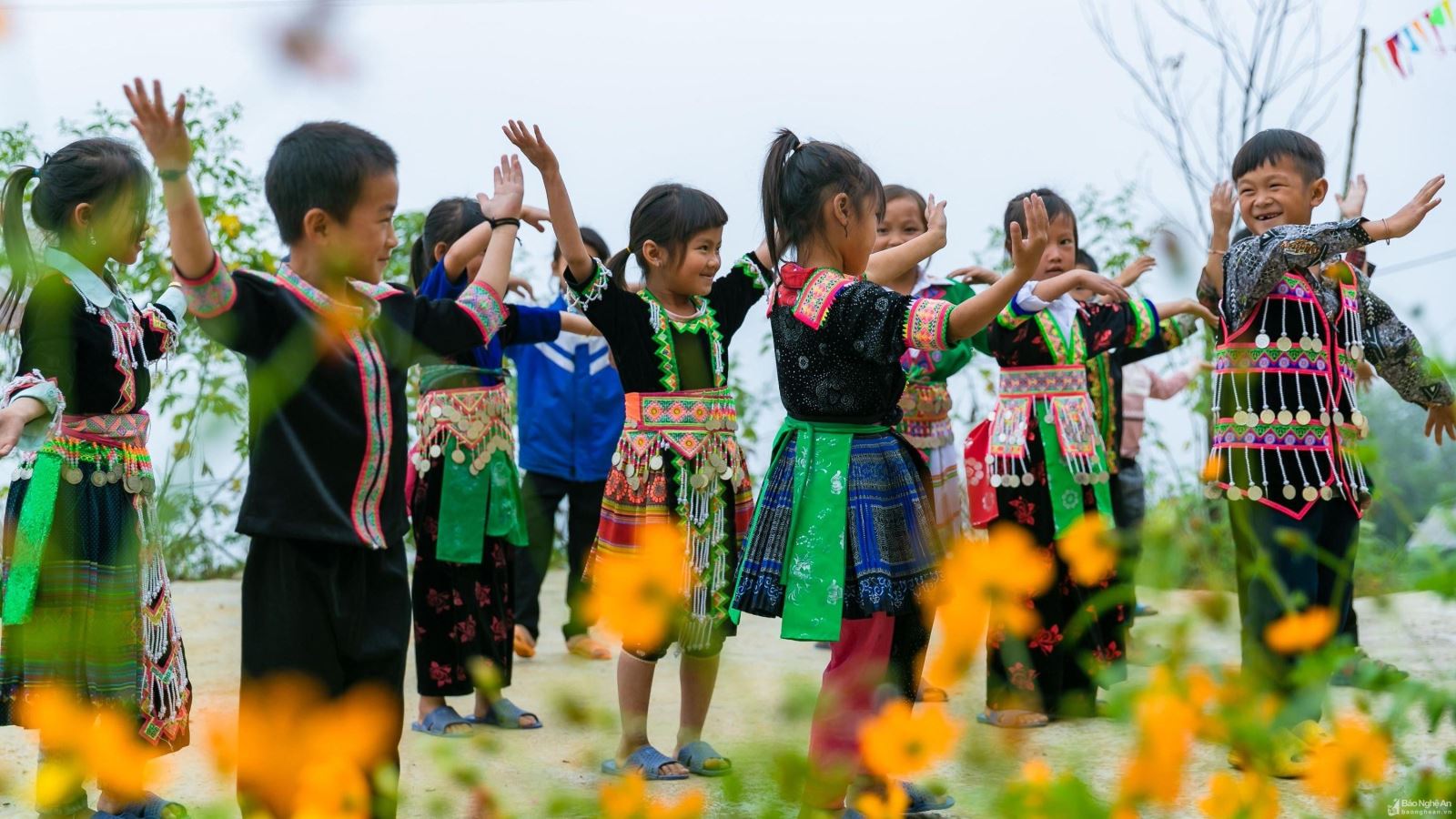 Bây giờ đã bắt đầu vào mùa mưa, sương mù hóa mưa lạnh bủa vây, phủ xuống điểm trường. Trong cái mịt mờ lưng chừng trời, tiếng cô trò đọc bài vang vang cả núi đồi