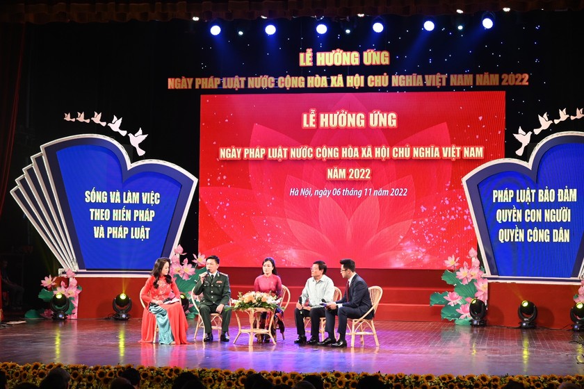 Giao lưu trên sân khấu giữa tập thể, cá nhân tiêu biểu trong 10 năm hưởng ứng Ngày Pháp luật Việt Nam và 10 năm thực hiện Luật PBGDPL năm 2012.
