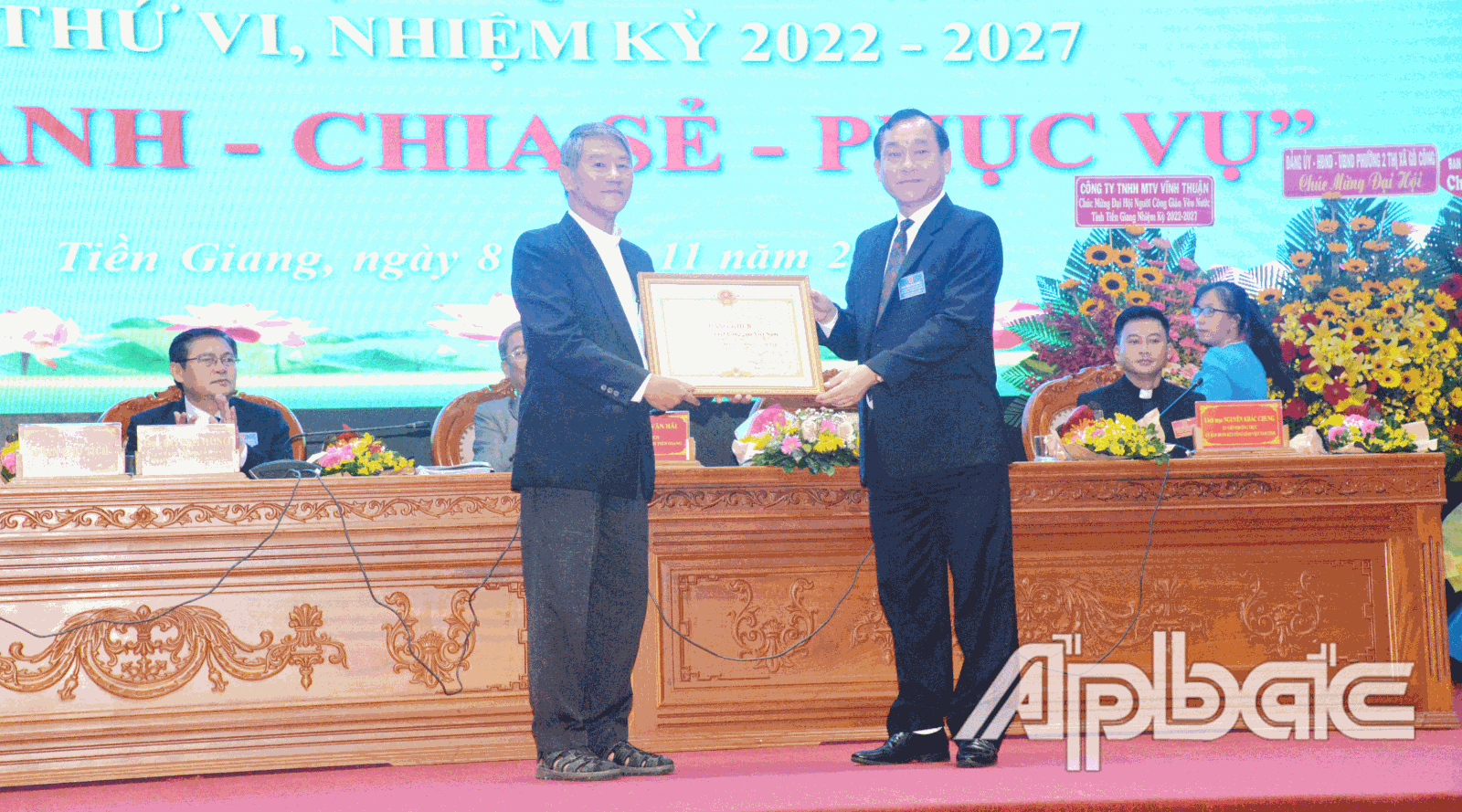 Phó Bí thư Tỉnh ủy, Chủ tịch UBND tỉnh Nguyễn Văn Vĩnh trao Bằng khen của Chủ tịch UBND tỉnh tặng Ủy ban Đoàn kết Công giáo tỉnh.