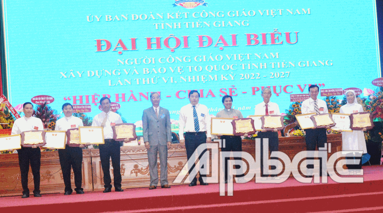 Lãnh đạo Ủy ban MTTQ Việt Nam tỉnh Tiền Giang trao Bằng khen của Ủy ban MTTQ Việt Nam tỉnh tặng các tập thể có thành tích xuất sắc.