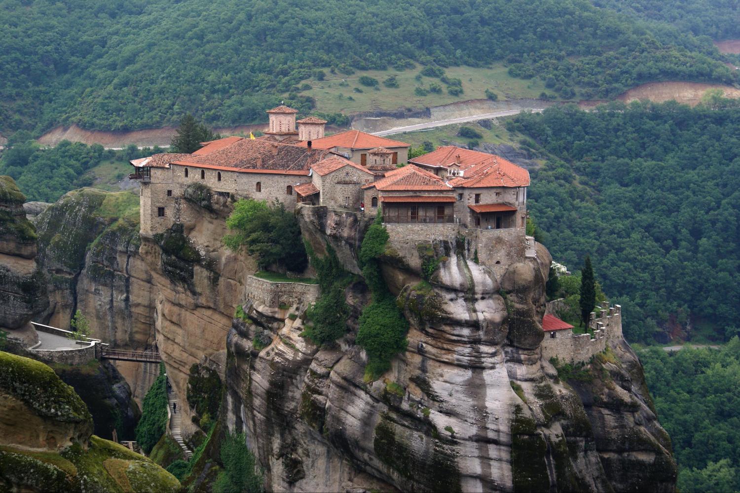 Quang cảnh vĩ đại của tu viện Meteora, ở Hy Lạp.