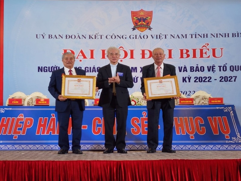 Linh mục Giuse Trần Xuân Mạnh- Chủ tịch Trung ương Ủy ban Đoàn kết Công giáo Việt Nam tặng Bằng khen cho đại diện tập thể và cá nhân xuất sắc trong phong trào thi đua yêu nước. 