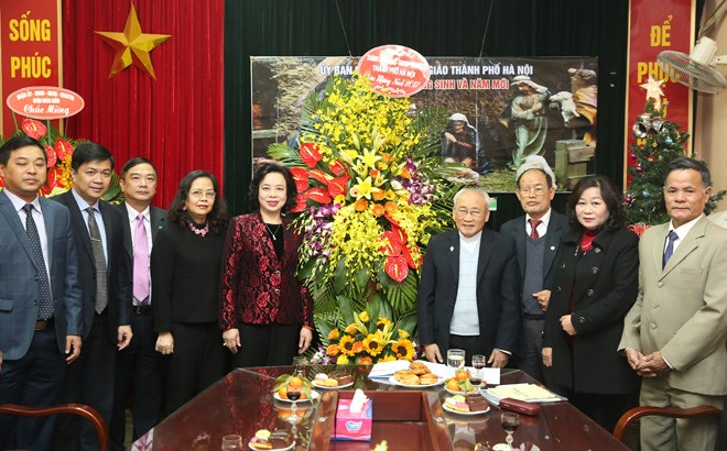 Bà Ngô Thị Thanh Hằng, Ủy viên TƯ Đảng, Phó Bí thư Thường trực Thành ủy Hà Nội chúc mừng Giáng sinh UBĐKCGVN Thành phố Hà Nội năm 2017. 