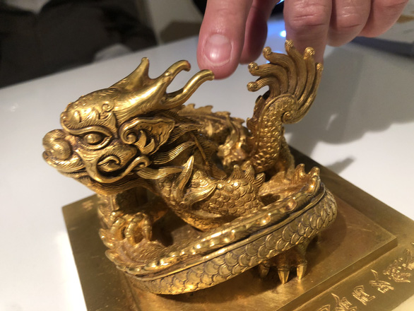 Cận cảnh ấn vàng "Hoàng đế chi bảo"