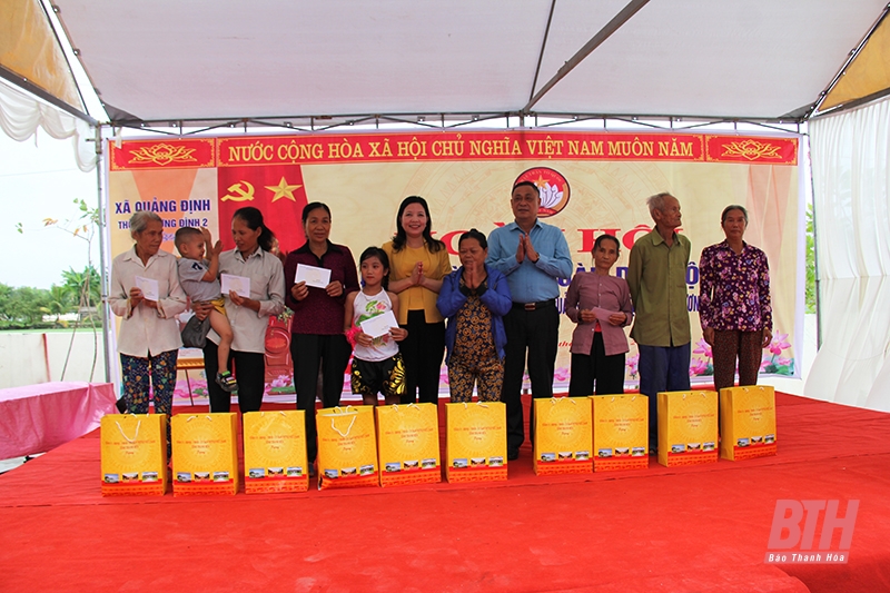 Linh mục Giuse Trần Xuân Mạnh tặng quà cho hộ nghèo.
