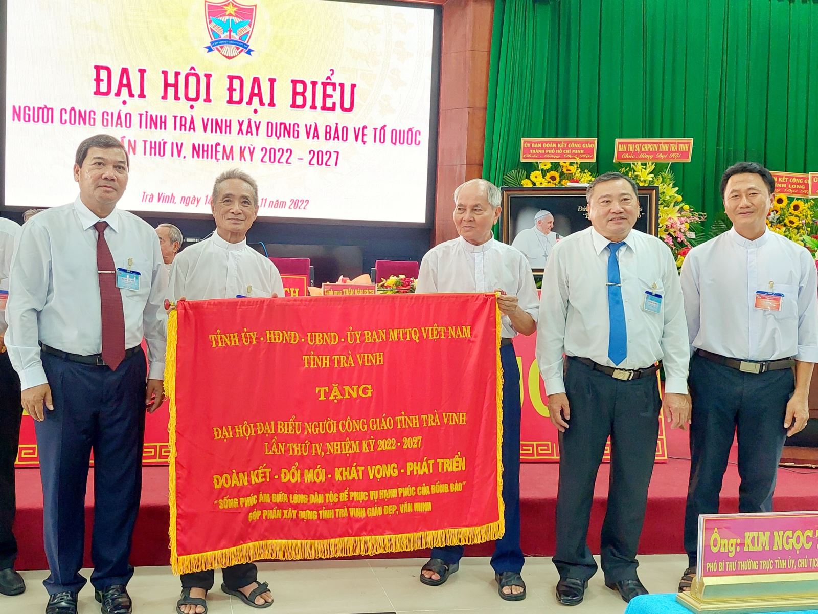 Lãnh đạo Tỉnh ủy, UBND tỉnh tặng bức trướng cho Đại hội.