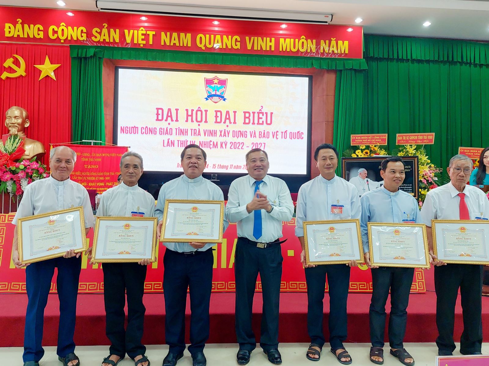 Phó Chủ tịch UBND tỉnh Nguyễn Trung Hoàng tặng bằng khen cho các tập thể có thành tích xuất sắc trong phong trào thi đua“Toàn dân đoàn kết xây dựng nông thôn mới, đô thị văn minh, sống tốt đời, đẹp đạo” giai đoạn 2017-2022