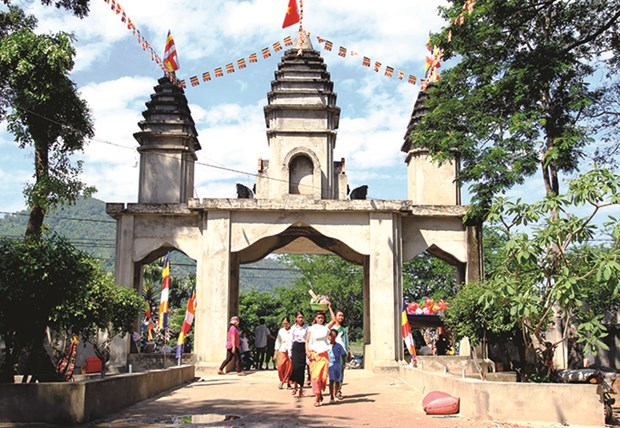Đồng bào Khmer sinh hoạt tôn giáo tại chùa Khedol thuộc địa bàn xã Thạnh Tân, thành phố Tây Ninh (