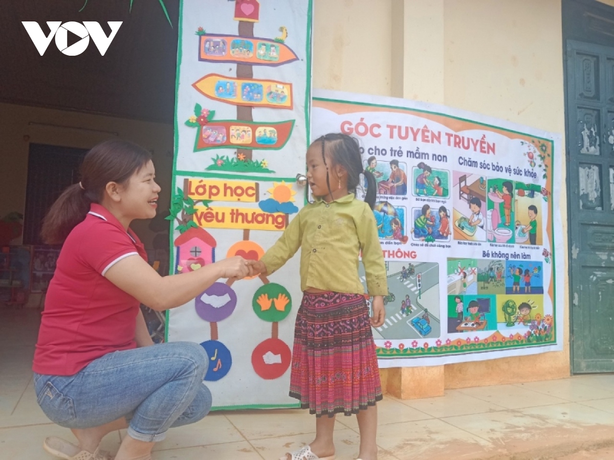 Cô giáo Lường Thị Chài đón học sinh của mình tại điểm trường.