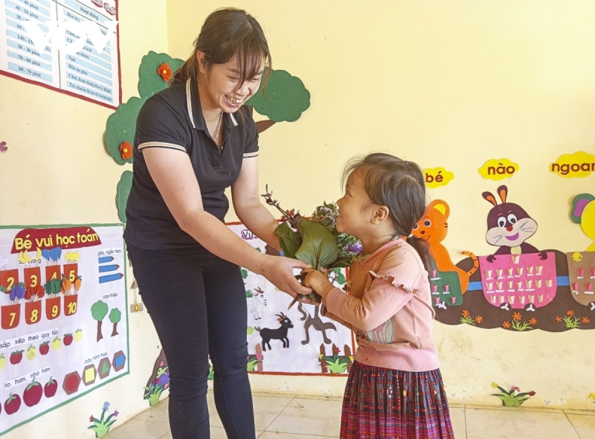 Cô giáo Kiều Thị Thùy Lan, một trong 2 cô giáo tại điểm trường Păng Dê, xã Bản Mù hạnh phúc khi nhận được những bông hoa rừng từ cháu Phàng Thị Say Trang nhân Ngày nhà giáo Việt Nam 20/11