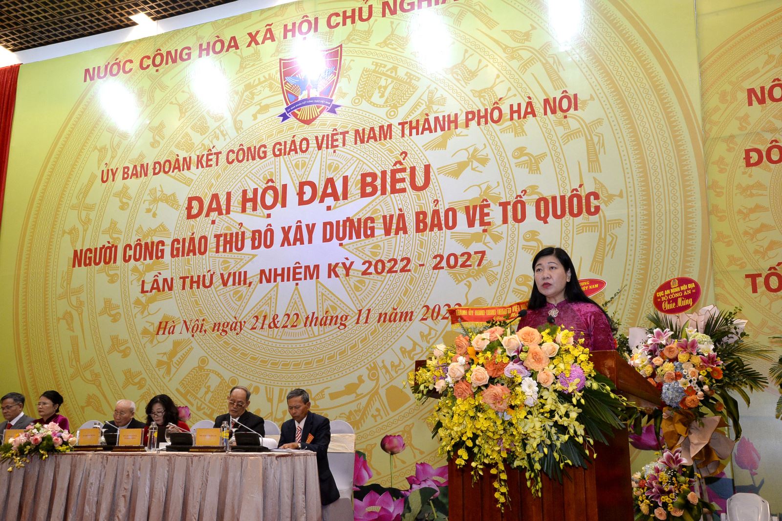 Chủ tịch Ủy ban Mặt trận Tổ quốc Việt Nam thành phố Hà Nội Nguyễn Lan Hương phát biểu tại đại hội.