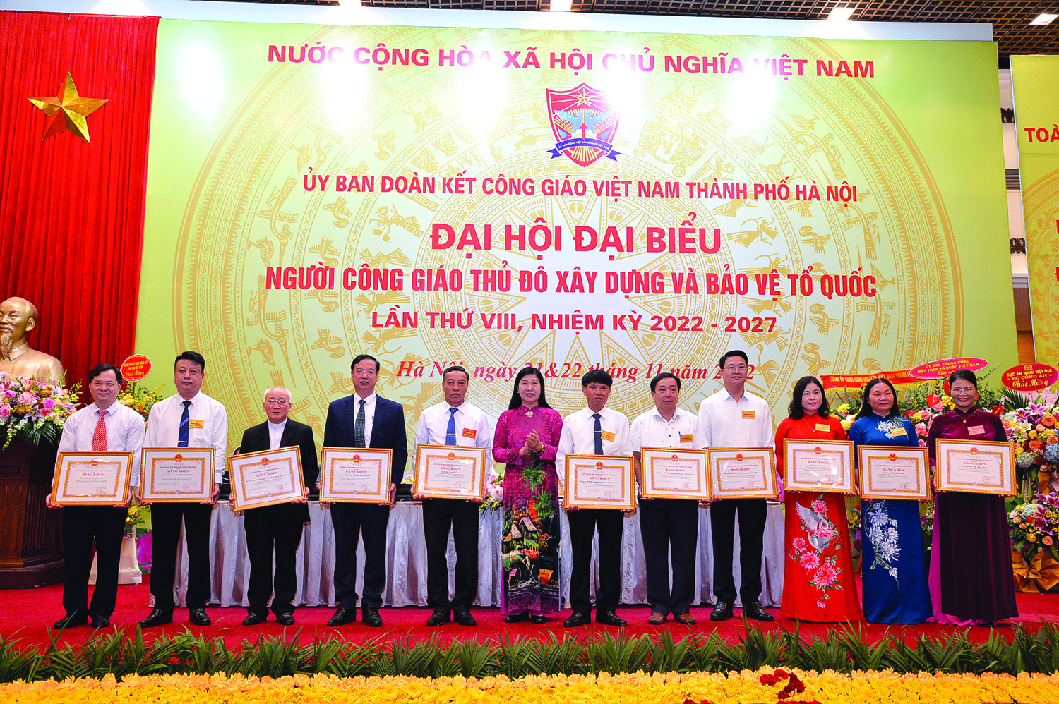 Chủ tịch Ủy ban Mặt trận Tổ quốc Việt Nam thành phố Nguyễn Lan Hương tặng Bằng khen cho các tập thể, cá nhân.