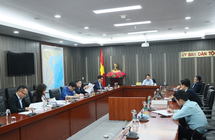  Bộ trưởng, Chủ nhiệm UBDT Hầu A Lềnh nghe Văn phòng điều phối Trung ương Chương trình báo cáo tiến độ thực hiện nhiệm vụ được giao.