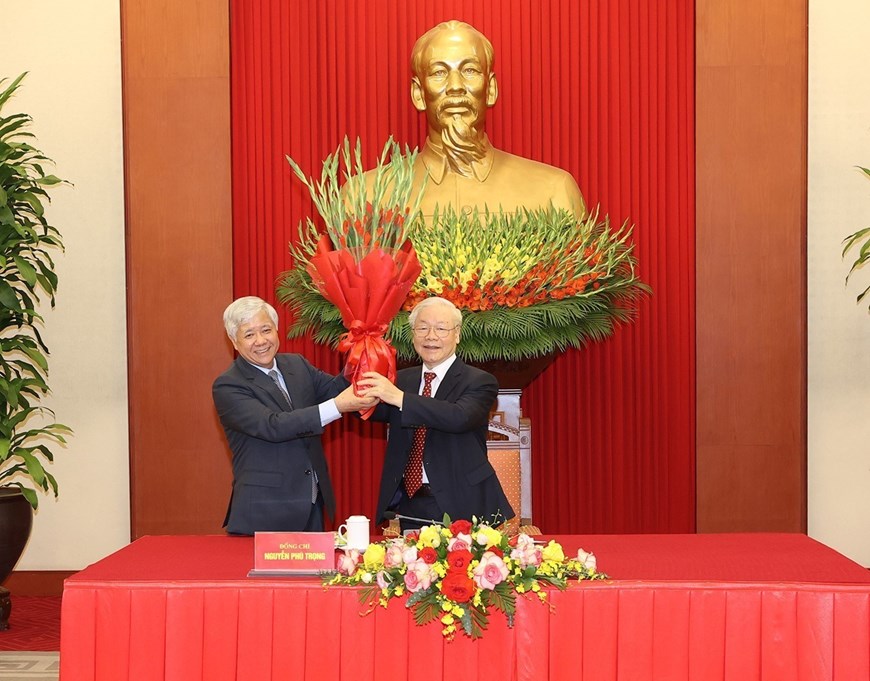 Bí thư Trung ương Đảng, Chủ tịch Ủy ban Trung ương Mặt trận Tổ quốc Việt Nam Đỗ Văn Chiến tặng hoa chúc mừng Tổng Bí thư Nguyễn Phú Trọng.