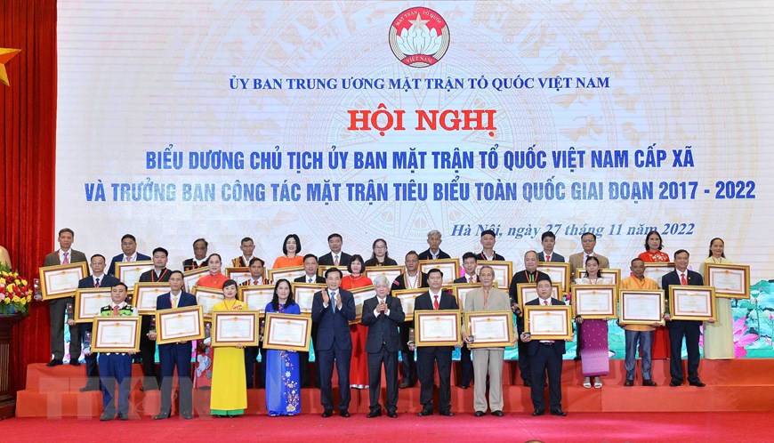 Bí thư Trung ương Đảng, Chủ tịch Ủy ban Trung ương MTTQ Việt Nam Đỗ Văn Chiến và Ủy viên Trung ương Đảng, Chủ nhiệm Văn phòng Chính phủ Trần Văn Sơn đã trao tặng Bằng khen của Thủ tướng Chính phủ và biểu trưng cho 63 điển hình là Chủ tịch Ủy ban MTTQ Việt Nam cấp xã và Trưởng ban công tác Mặt trận tiêu biểu giai đoạn 2017 - 2022