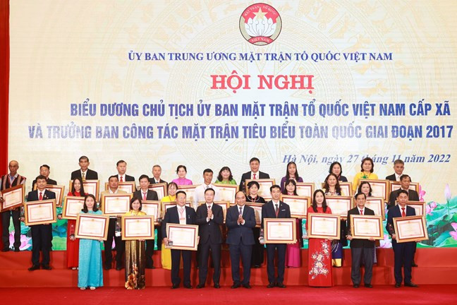 Chủ tịch nước Nguyễn Xuân Phúc và Thường trực Ban Bí thư Trung ương Đảng Võ Văn Thưởng trao tặng Bằng khen của Thủ tướng Chính phủ và biểu trưng cho 63 điển hình là Chủ tịch ủy ban MTTQ Việt Nam cấp xã và Trưởng ban công tác Mặt trận tiêu biểu giai đoạn 2017 - 2022