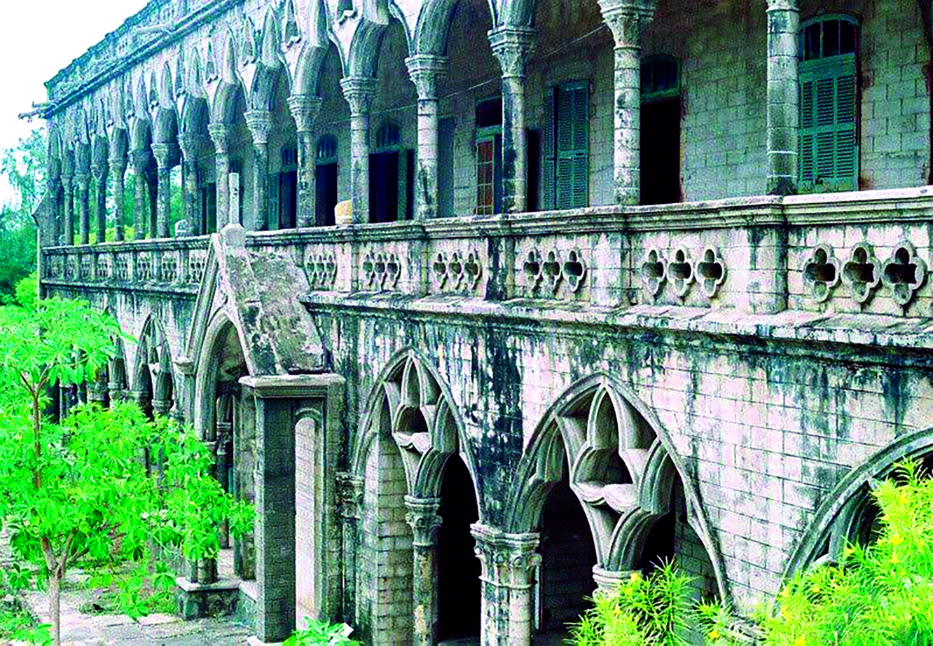 Kiến trúc đậm chất Gothic, trường tồn bất chấp tháng năm.