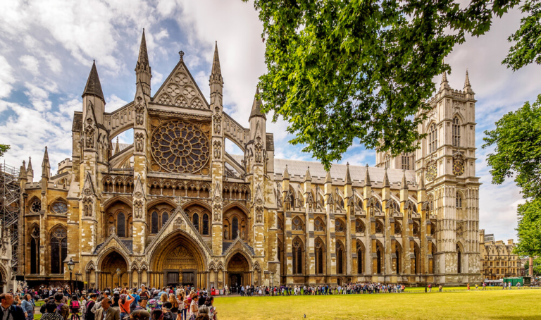 Phần lớn kiến trúc của Tu viện Westminster theo phong cách Gothic. Được Vua Henry III xây dựng vào năm 1245, nó là một trong những công trình kiến trúc Gothic quan trọng nhất ở Anh quốc