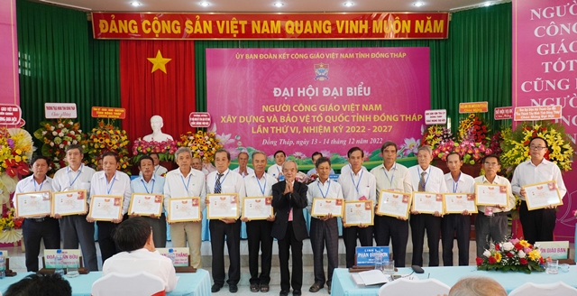 Đại diện lãnh đạo Trung ương Ủy ban Đoàn kết Công giáo Việt Nam trao Kỷ niệm chương cho các cá nhân tiêu biểu