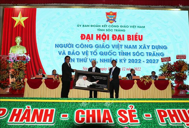 rung ương Ủy ban Đoàn kết Công giáo Việt Nam trao bức ảnh Đức Giáo hoàng Phan xi cô với người nghèo tặng Đại hội.