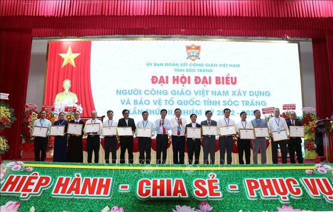  Tặng Bằng khen cho các tập thể, cá nhân có thành tích xuất sắc.