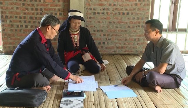 Ông Phùng Quang Du (ngoài cùng bên trái) - người có uy tín khu phố Hạ Sơn, thị trấn Ngọc Lặc (huyện Ngọc Lặc, Thanh Hóa, trao đổi chương trình dạy tiếng Dao với các thành viên ban quản lý lớp học Nôm - Dao phố Hạ Sơn.