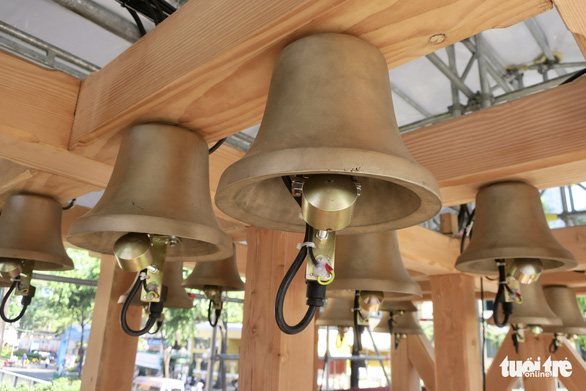 16 chuông carillon nhỏ hơn nằm bên trên dàn chuông 