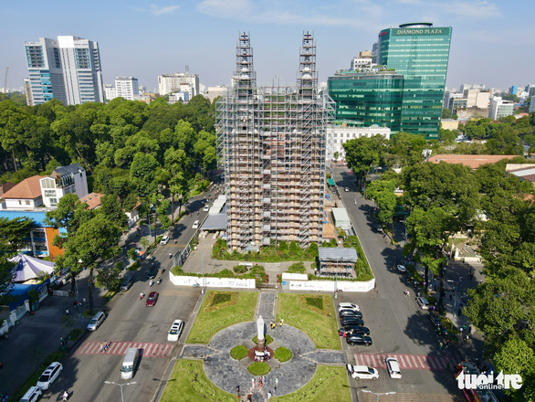 Dàn chuông 25 cái nằm bên phải nhà thờ 