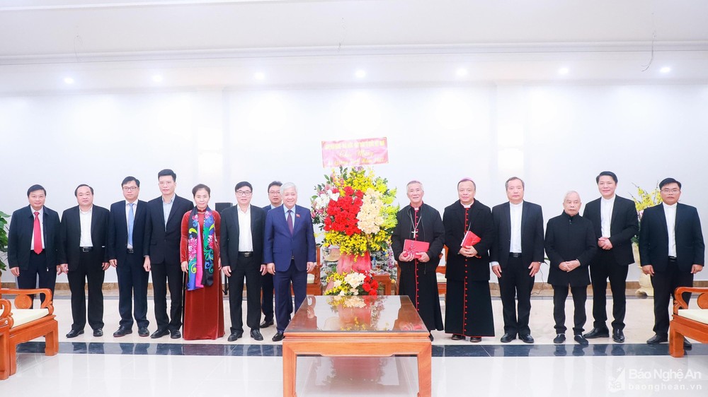 Bí thư Trung ương Đảng, Chủ tịch UBTƯ MTTQ Việt Nam Đỗ Văn Chiến và đoàn công tác tặng hoa chúc mừng Giáng sinh 2022 tại Toà Giám mục Giáo phận Vinh