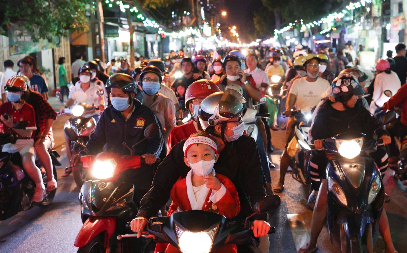 Nhiều em nhỏ được cha mẹ chuẩn bị trang phục ông già Noel đưa lên phố vui chơi từ sớm ở nhà thờ Thái Bình trên đường Phạm Thế Hiển (phường 6, quận 8, TPHCM). Khu vực này được xem là một trong những xóm đạo lớn nhất TPHCM với nhiều nhà thờ lớn nhỏ khác nhau. Mỗi dịp Noel nơi đây thu hút hàng nghìn người dân về tham quan chụp ảnh (Ảnh: Trần Đạt).