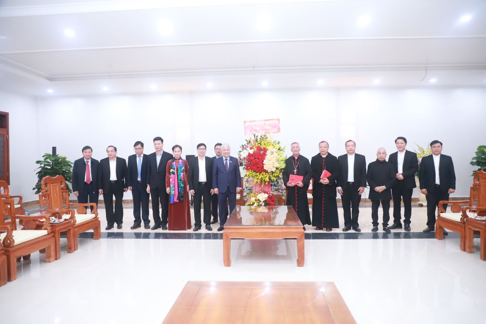 Bí thư Trung ương Đảng, Chủ tịch Ủy ban Trung ương Mặt trận Tổ quốc Việt Nam Đỗ Văn Chiến dẫn đầu Đoàn công tác của Trung ương, Ủy ban Trung ương Mặt trận Tổ quốc Việt Nam thăm, chúc mừng Giáng sinh năm 2022 tại Tòa Giám mục Giáo phận Vinh (xã Nghi Diên, huyện Nghi Lộc, tỉnh Nghệ An) và Đức Giám mục chính tòa giáo phận Vinh Anphong Nguyễn Hữu Long