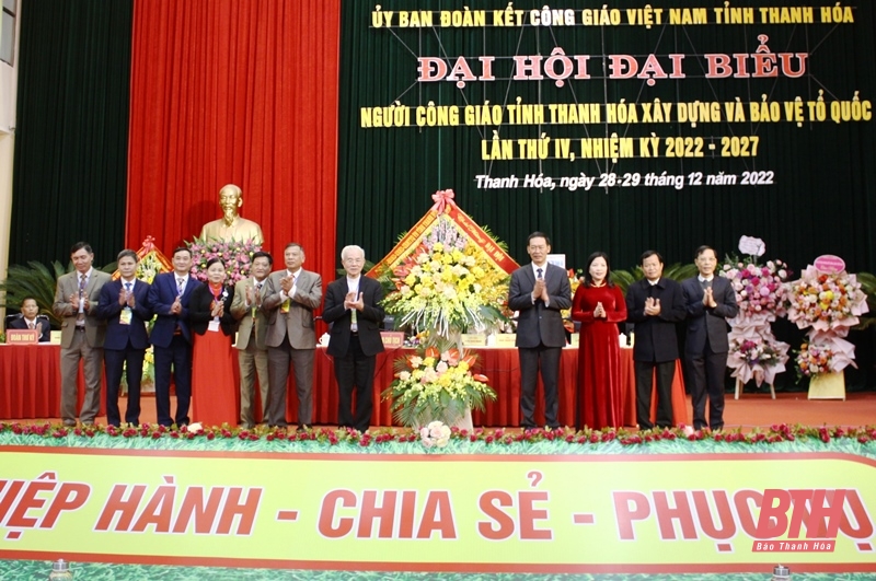 Các vị lãnh đạo Trung ương, tỉnh tặng hoa chúc mừng đại hội.