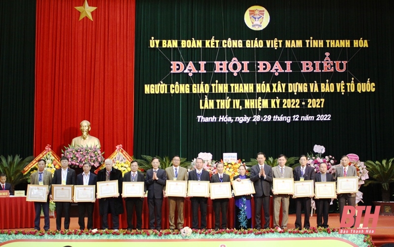 Các đồng chí: Trịnh Tuấn Sinh, Phó Bí thư Tỉnh ủy; Đầu Thanh Tùng, Tỉnh ủy viên, Phó Chủ tịch UBND tỉnh, trao Bằng khen của Chủ tịch UBND tỉnh cho tập thể, cá nhân có thành tích xuất sắc trong thực hiện phong trào thi đua “Toàn dân đoàn kết XDNTM, đô thị văn minh, sống tốt đời, đẹp đạo” giai đoạn 2015-2022.
