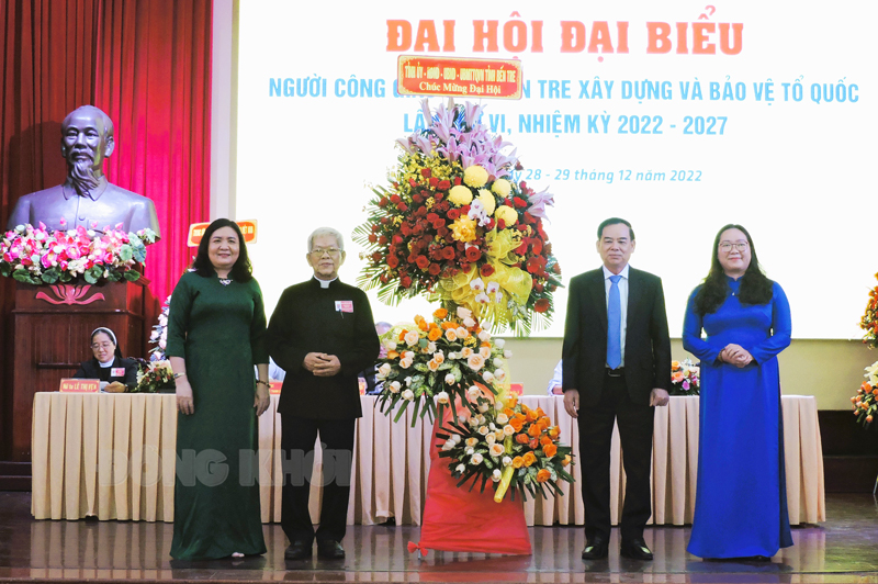 Lãnh đạo tỉnh tặng hoa chúc mừng đại hội.