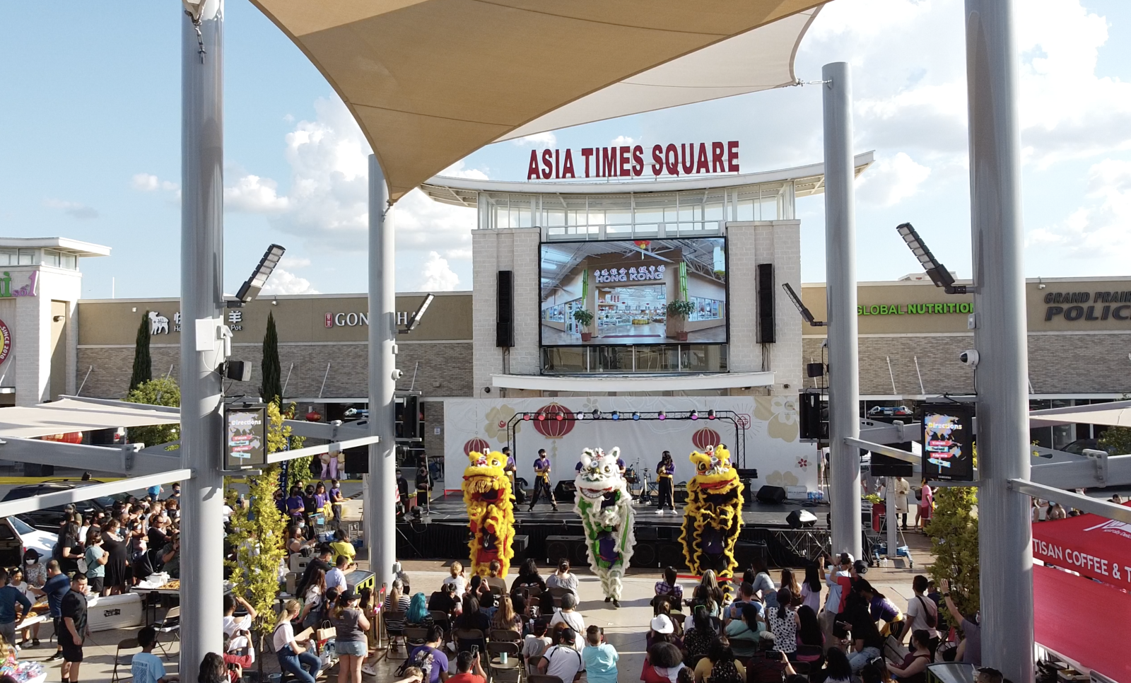 Hội chợ Tết tại Asia Times Square,bang Texas là một trong những lễ hội Tết lớn nhất của kiều bào Việt tại Mỹ thu hút hàng ngàn người tham gia mỗi năm. 