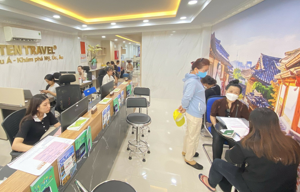 Khách tìm hiểu tour tại một công ty ở TP HCM những ngày cận Tết.