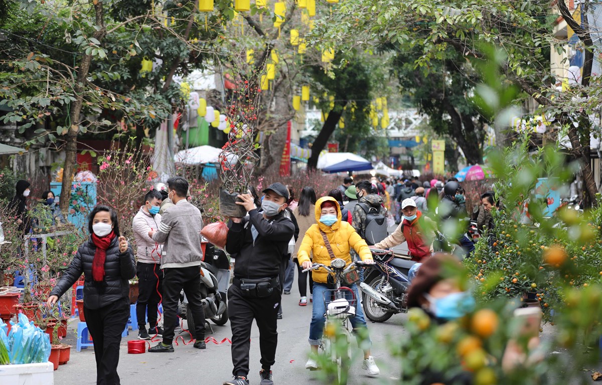 Người dân đón Tết Nguyên đán Quý Mão 2023 trong tiết trời rét. 