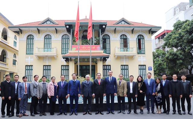 Phó Chủ tịch Thường trực Quốc hội Trần Thanh Mẫn và Chủ tịch UBTƯ MTTQ Việt Nam Đỗ Văn Chiến cùng lãnh đạo ban, đơn vị chụp ảnh lưu niêm.
