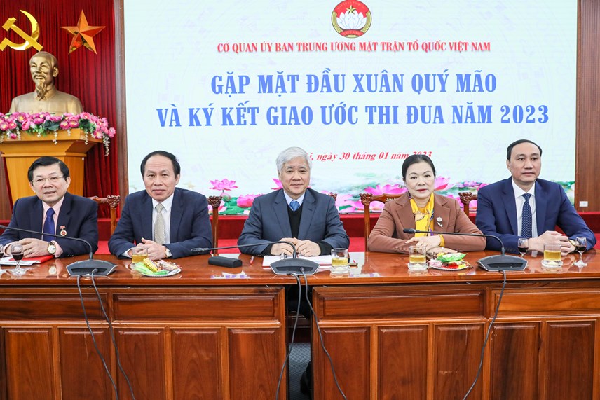 Chủ trì buổi gặp mặt.