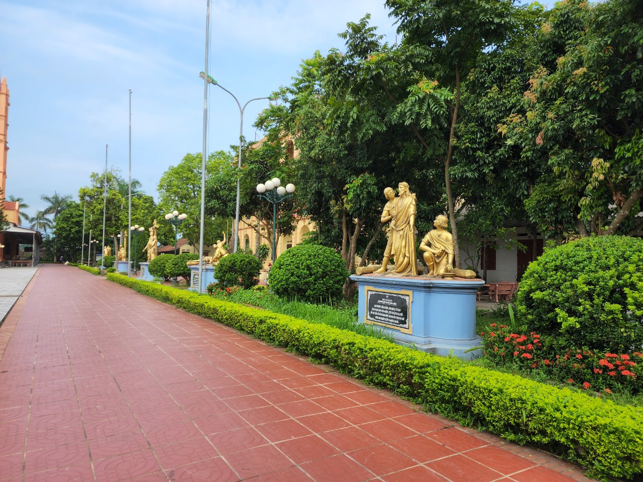 Không gian xanh, sạch, đẹp tại khuôn viên thánh đường giáo xứ Đại Từ.
