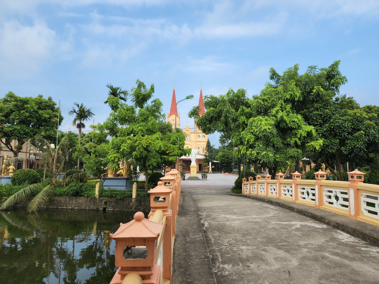 Lối vào thánh đường giáo xứ Đại Từ với cây xanh thân thiện môi trường.