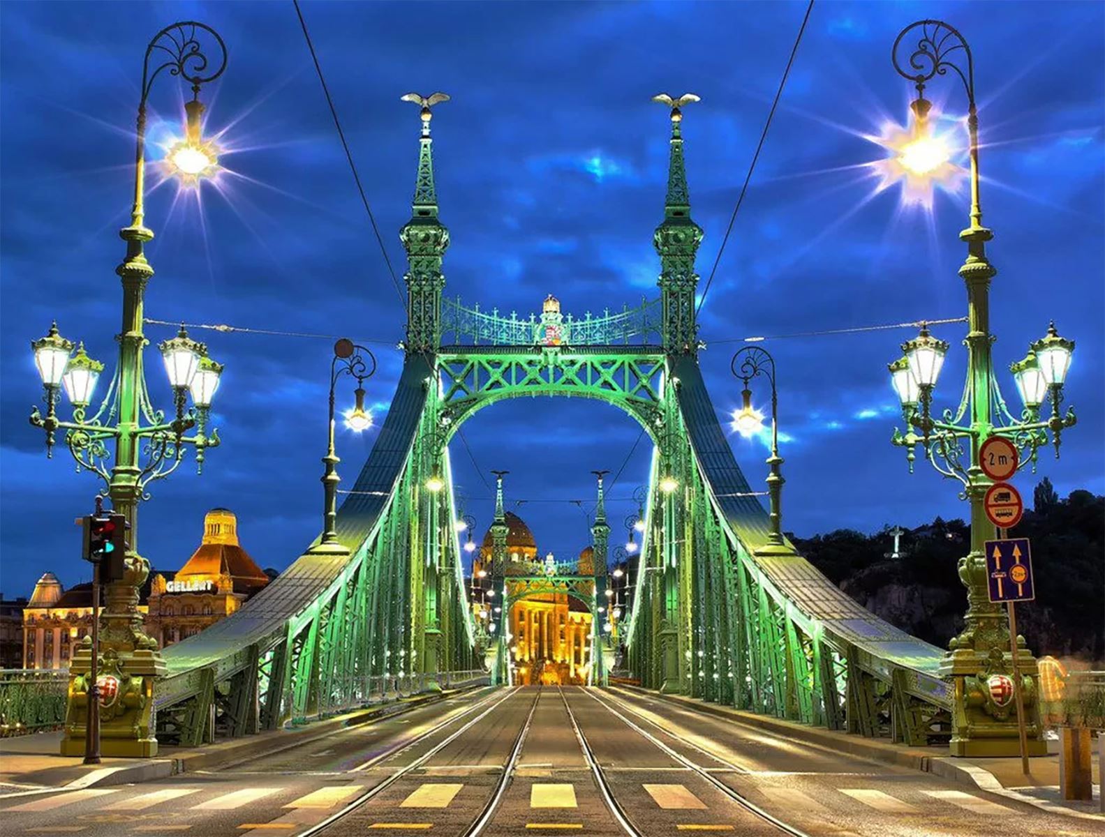 Cầu Liberty Bridge được thiết kế xây dựng vào năm 1894 và hoàn thành năm 1896.