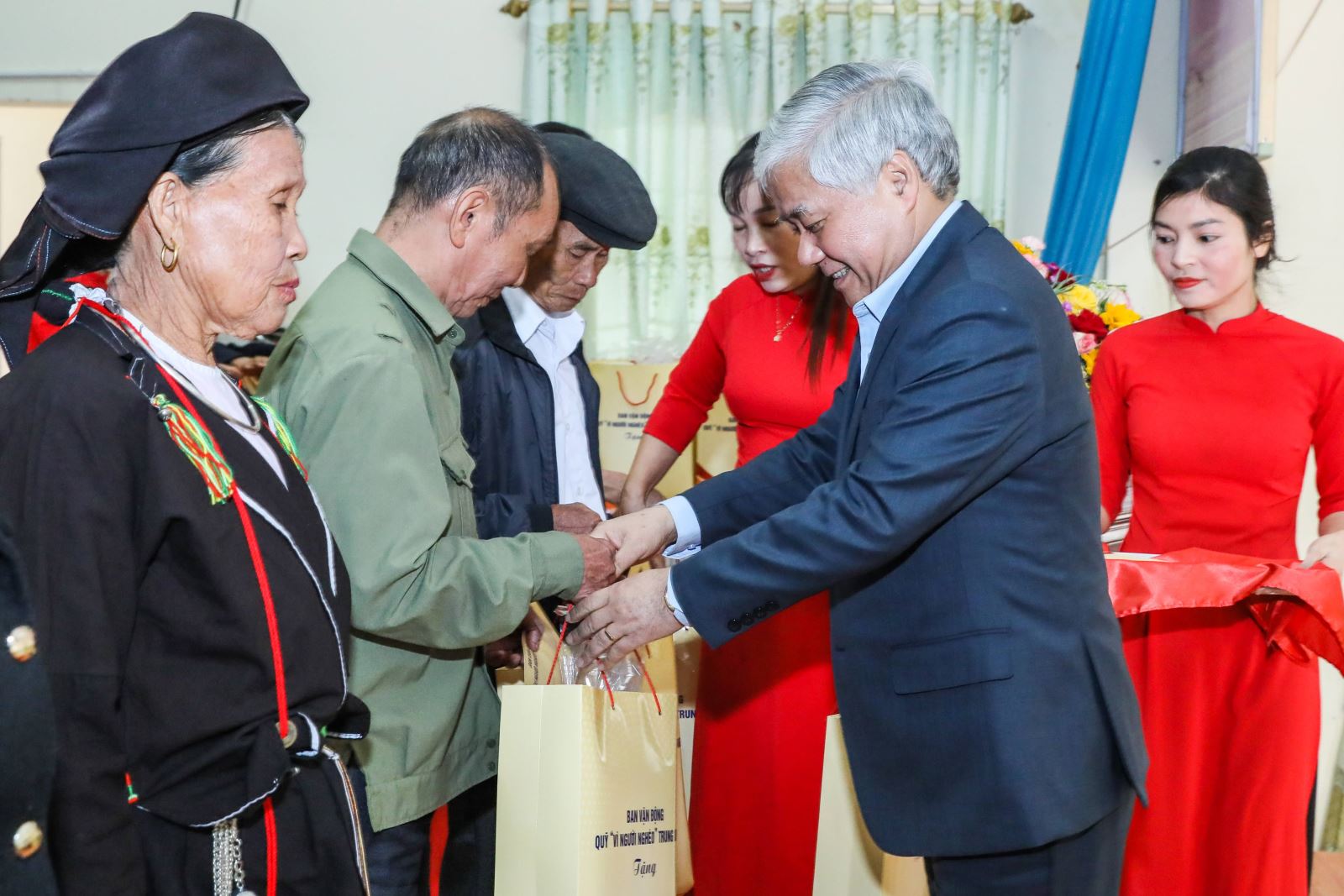 Bí thư Trung ương Đảng, Chủ tịch UBTƯ MTTQ Việt Nam Đỗ Văn Chiến tặng quà cho hộ nghèo trên địa bàn xã Yên Dương, huyện Tam Đảo, tỉnh Vĩnh Phúc. Ảnh: Quang Vinh.