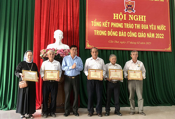 Lãnh đạo Sở Nội vụ thành phố trao giấy khen cho các tập thể, cá nhân có thành tích xuất sắc trong tuyên truyền vận động tín đồ chấp hành tốt đường lối, chủ trương của Đảng, chính sách pháp luật của Nhà nước năm 2022. 